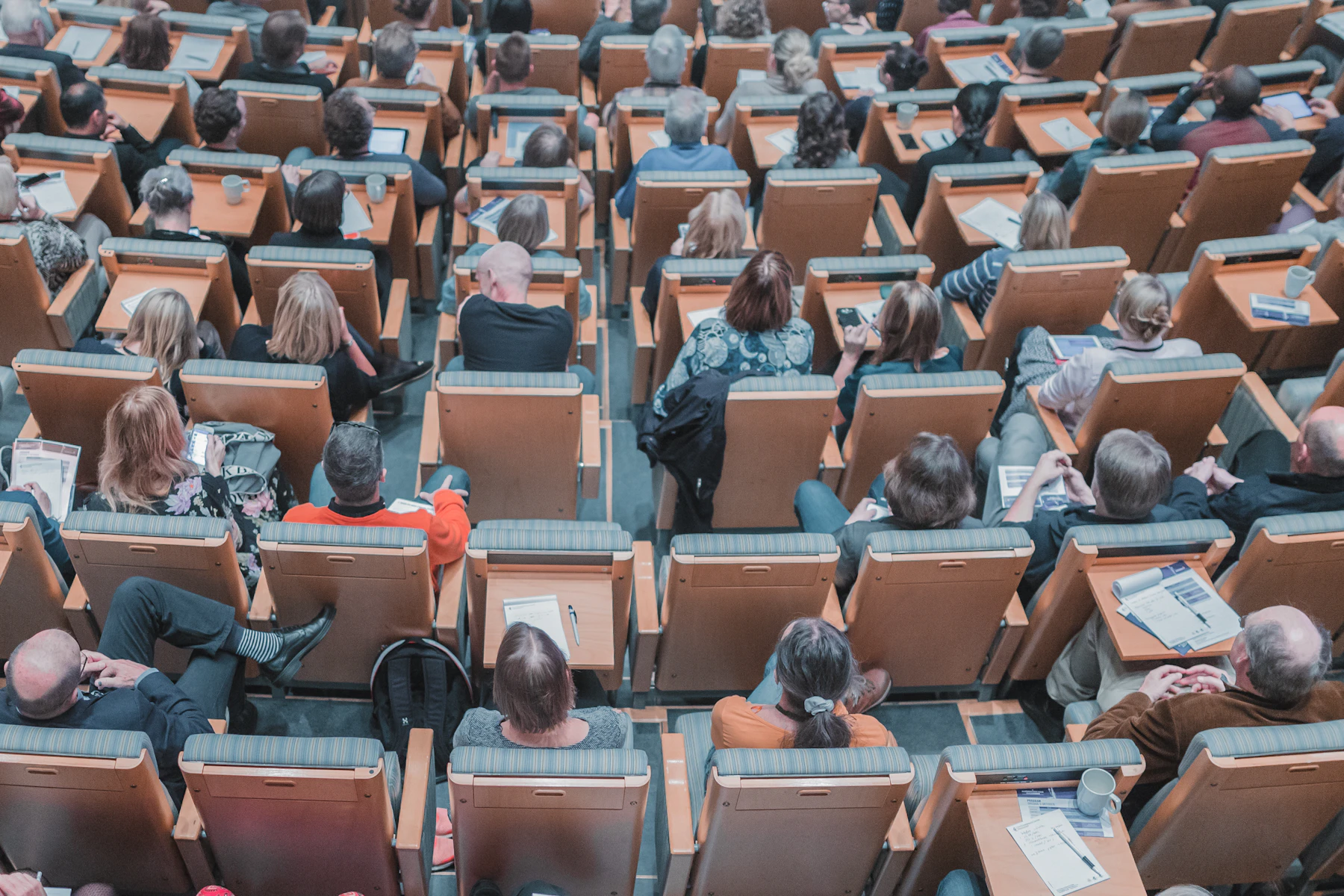 Público sentado en un auditorio