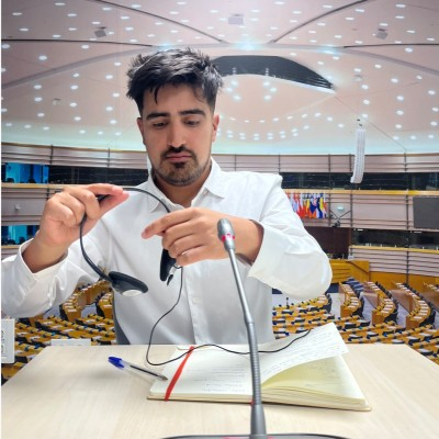 Lincoyán Parada with headphones, microphone and notes